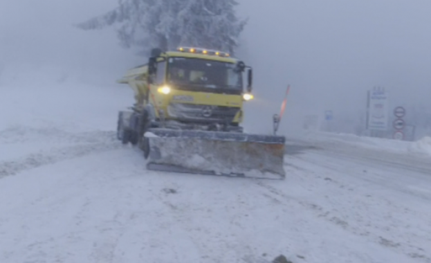 960 снегопочистващи машини обработват пътните настилки в районите със снеговалеж