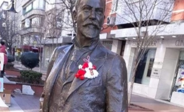 Паметници на възрожденци и академици в Свищов осъмнаха с мартеници