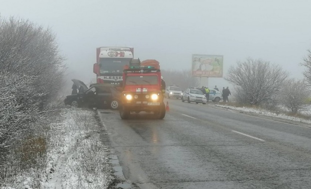 Трима души загинаха при тежка катастрофа между лек автомобил и