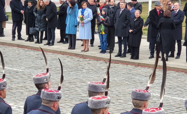 Лидерът на БСП и вицепремиер Корнелия Нинова поздрави българите по