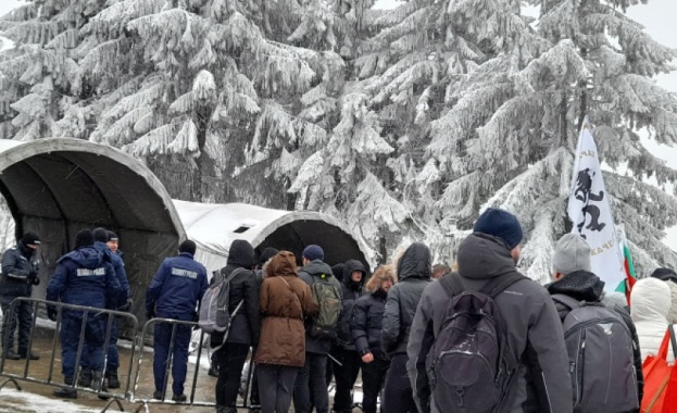 Хиляди хора се стичат към Паметника на свободата за тържествата