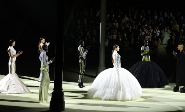 По време на Седмицата на модата в Париж своята колекция