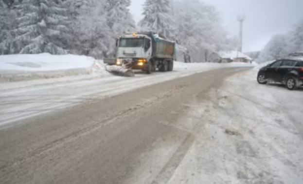 Движението в едното плътно на Петрохан е затворено заради инцидент