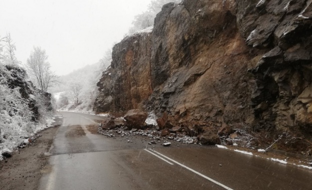 Срутище затруднява движението в Искърското дефиле показват снимки публикувани в