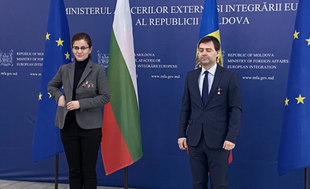 Министърът на външните работи Теодора Генчовска беше посрещната от посланика