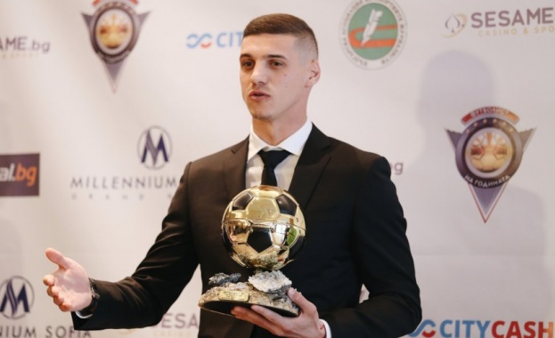 Нападателят на Лудогорец Кирил Десподов получи наградата си за Футболист