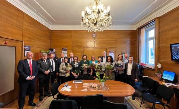 Честит празник скъпи български жени където и да се намирате