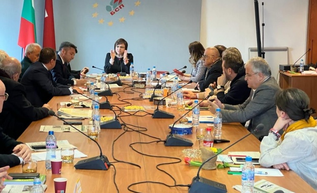Лидерът на БСП и вицепремиер Корнелия Нинова събра на съвместно