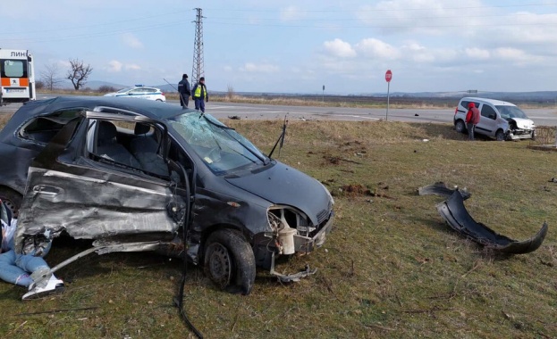 Жена загина и трима пострадаха при катастрофа между два автомобила