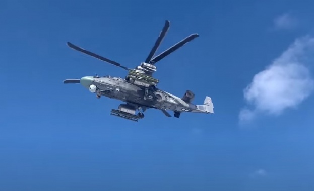 Министерството на отбраната на Русия публикува кадри с унищожаването на украински бронирани машини с хеликоптери Ка-52 (Видео)