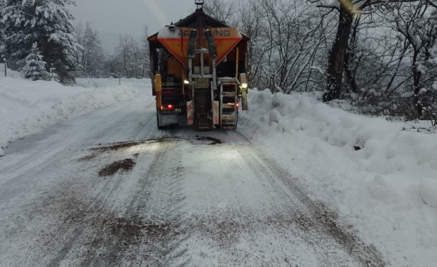 439 снегопочистващи машини обработват пътните настилки в районите със снеговалеж