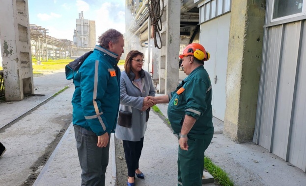 Вицепремиерът и министър на икономиката и индустрията Корнелия Нинова се