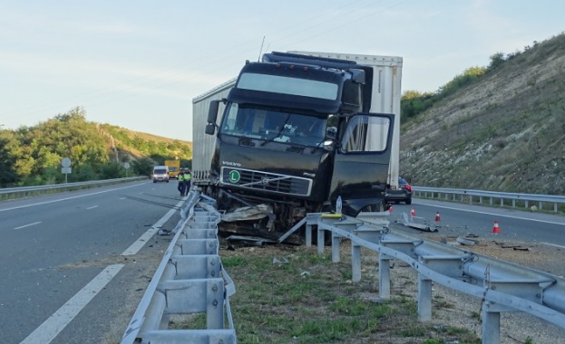 Усложнена зимна обстановка тази сутрин по магистрала Тракия Катастрофирал тир