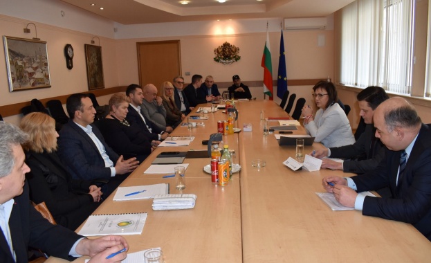 Вицепремиерът и министър на икономиката Корнелия Нинова се срещна с