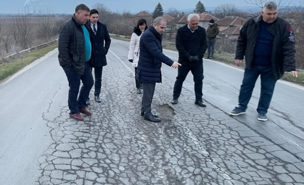 Обществената поръчка за основен ремонт на пътя между Гълъбово и