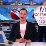 Жената с плакат нахлу в ефира на руския "Първи канал"