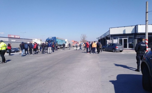 Напрежение на граничен пункт Кулата Превозвачи на зърно блокираха в