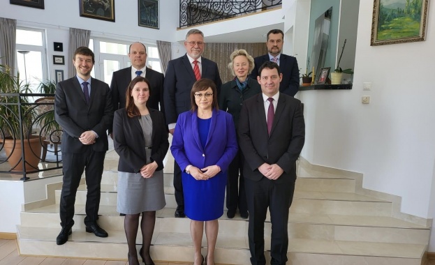 Вицепремиерът Нинова проведе работна среща с посланиците на централноевропейските страни