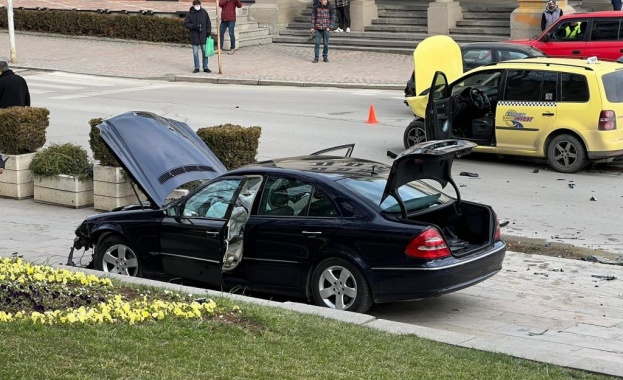 Катастрофа между два леки автомобила е станала в центъра на