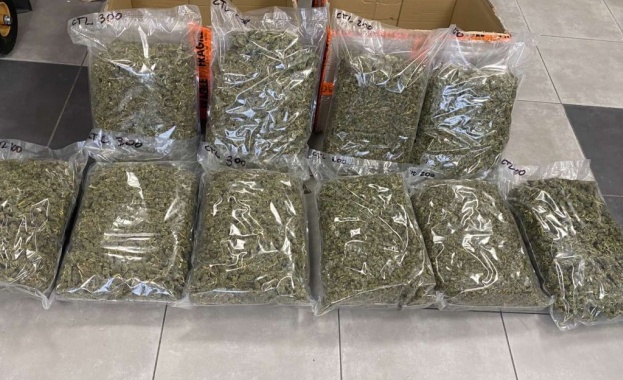 Общо 18 020 кг марихуана задържаха митнически служители в две
