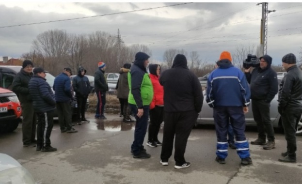 Група от двадесетина земеделски производители излязоха на протест днес на