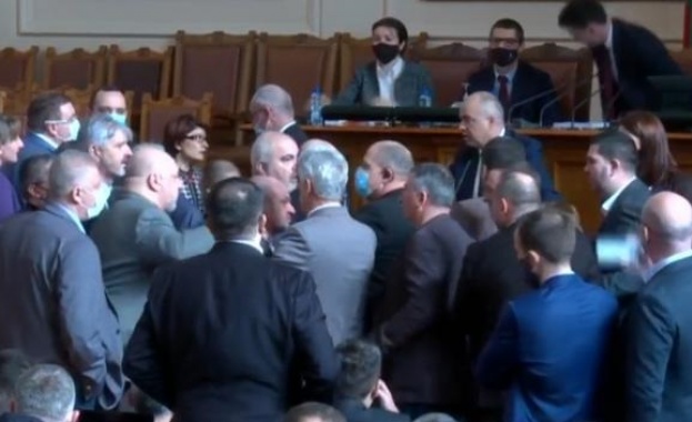 Напрежение в парламента, едва не се стигнаха до бой