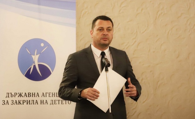 Председателят на Комисията по въпросите на децата младежта и спорта