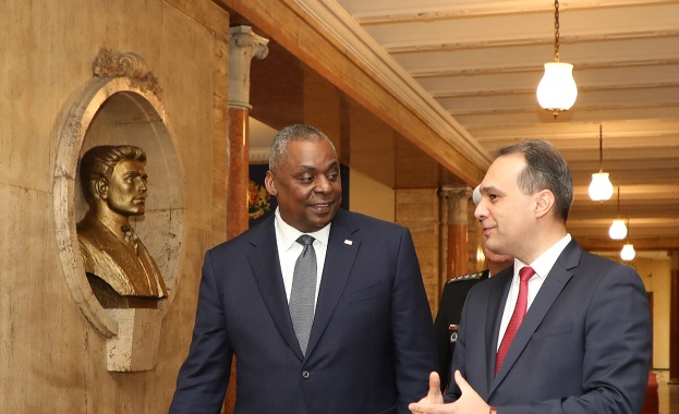 Посещението на секретаря по отбраната Лойд Остин е знаково за