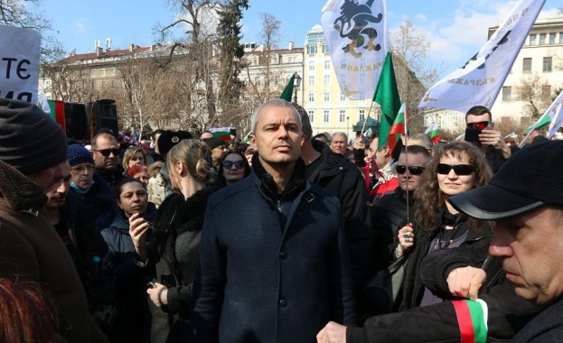 Катя Михайлова е родена в София Завършва журналистика в Софийския