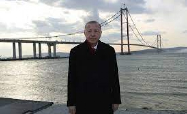 Турският президент Реджеп Тайип Ердоган откри днес моста Чанаккале 1915