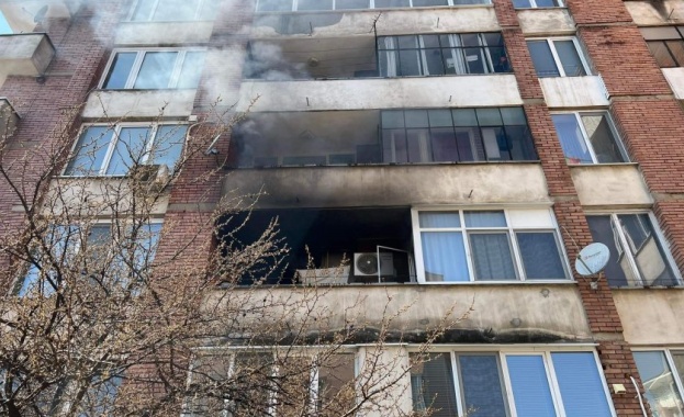 Пожарникари спасиха две жени от горящия им апартамент във Велико