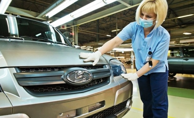 Руският автомобилен концерн АвтоВАЗ обяви че спира повечето си производствени