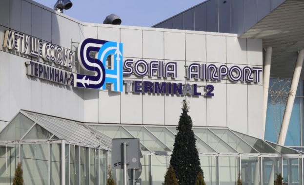 Сигнал за взривно устройство затвори летище София.
На място са изпратени