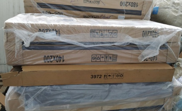 Контрабандни мебели са задържали митническите служители на ГКПП Лесово Контрабандната стока