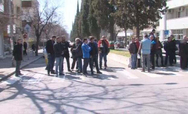 Животновъди от Сандански на протест заради забрана да пускат на