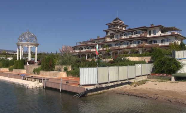 Част от кея в парк Росенец пред лятната резиденция на