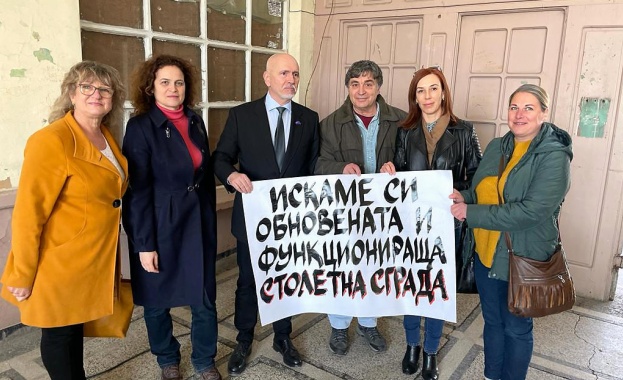 Искаме да запазим и реставрираме сградата на жп гарата в