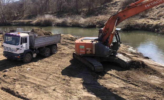 След спешни действия от Напоителни системи е възстановена дигата в