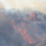 Продължава гасенето на пожара над село Елшица