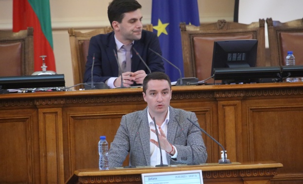 Секретарят на парламентарната група на БСП Явор Божанков зададе въпрос