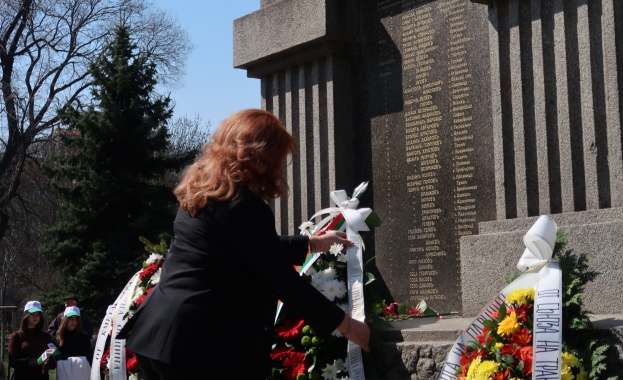 Илияна Йотова участва в традиционното честване поклонение пред паметника на Одринската