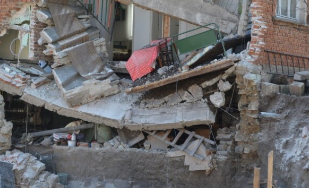 Къща в Хасково остана без външна стена и беше почти