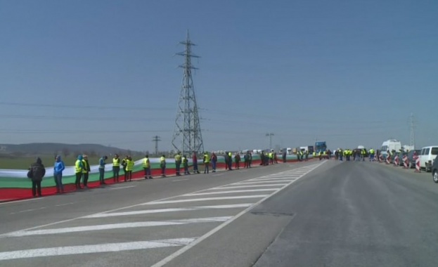 Работници от Автомагистрали Черно море блокираха пътен възел Белокопитово
