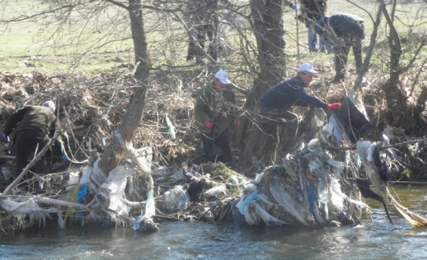 Масово почистване на река Места организират в района на Белица.