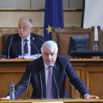 БСП вика премиера да обясни какво прави министъра на отбраната в Украйна