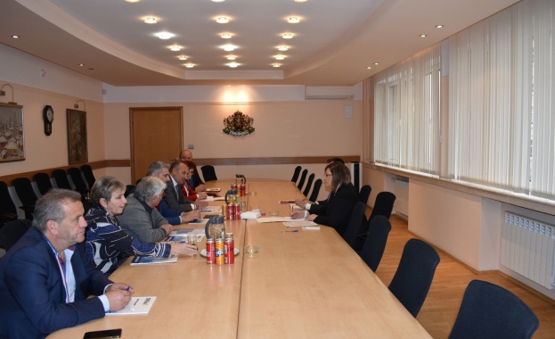 Вицепремиерът и министър на икономиката и индустрията Корнелия Нинова се