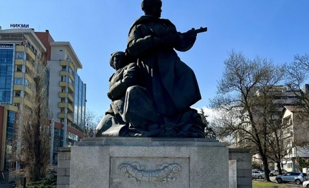 Социалисти почистиха осквернения Паметник-костница в "Лозенец"