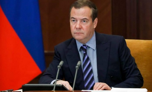 Медведев: „Политическият фалит