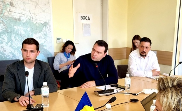 Тревна алея с примерни размери метър на пет пред посолството