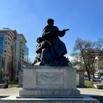 Социалисти почистиха осквернения Паметник-костница в "Лозенец"